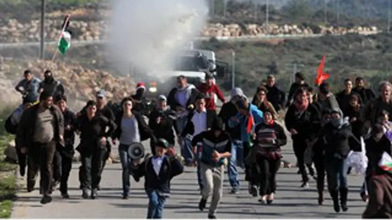 מתפרעים סמוך לנווה צוף