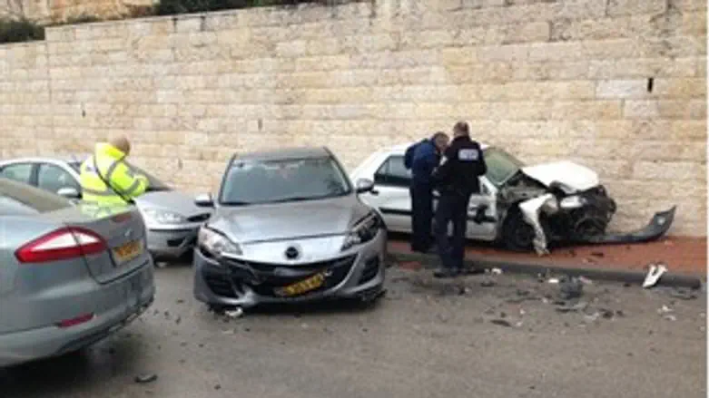 פגעו בכלי רכב חונים.