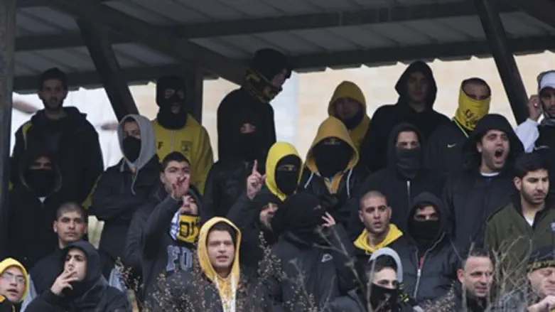 Beitar fans protest Muslim players