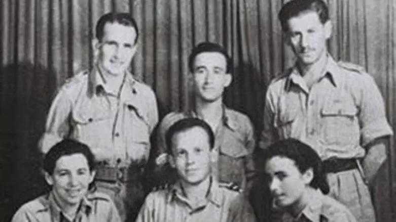 ברוורמן (למטה מימין) עם חבריה הצנחנים