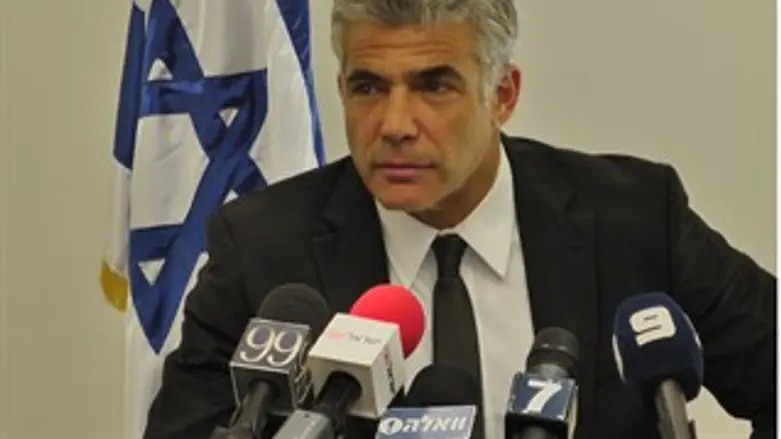 לא מצטלם עם כולם. לפיד