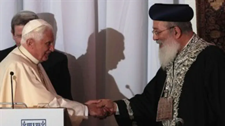 הרב עמאר בפגישתו עם האפיפיור בביקורו בארץ