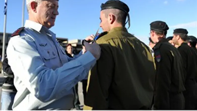 גנתץ חושף את דרגות הקצינים המצטיינים