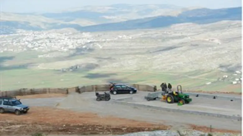 המצפה בעיצומה של מחלוקת