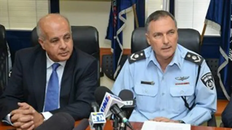 המפכ"ל לצד יו"ר ההתאחדות לכדורגל, היום