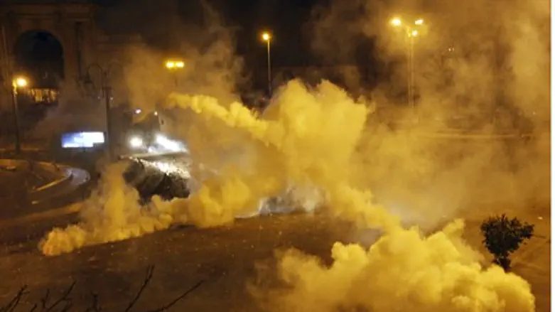 Riot police fire tear gas at anti-Mursi prote
