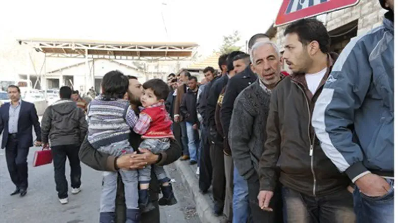 Syrians waiting to enter Lebanon