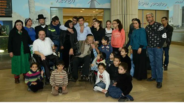 Moshe Nahari's parents arrive in Israel