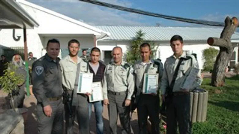 הלוחמים עם התעודות