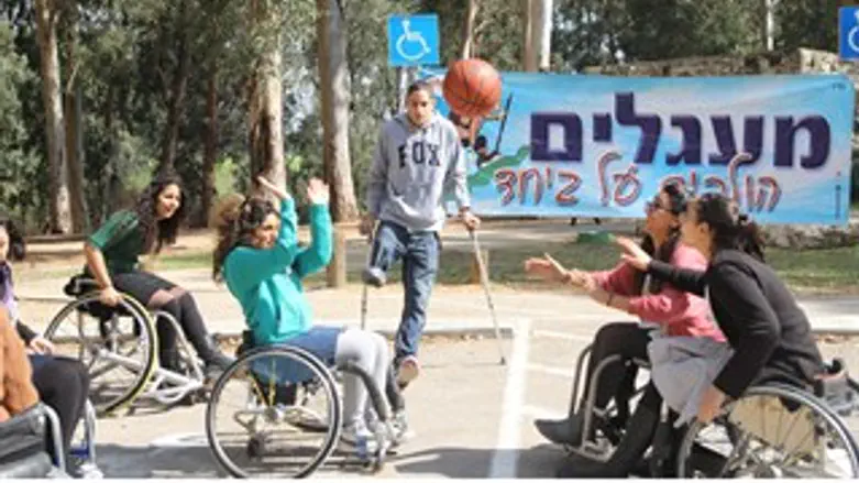 שבו עם בנות 'מעגלים'