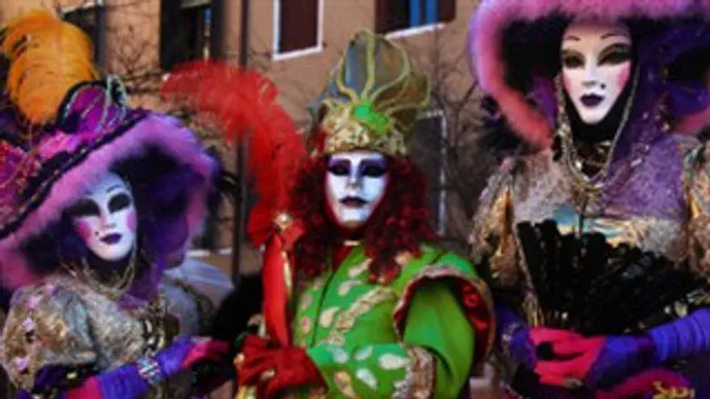 מחכות להכרעת המלך