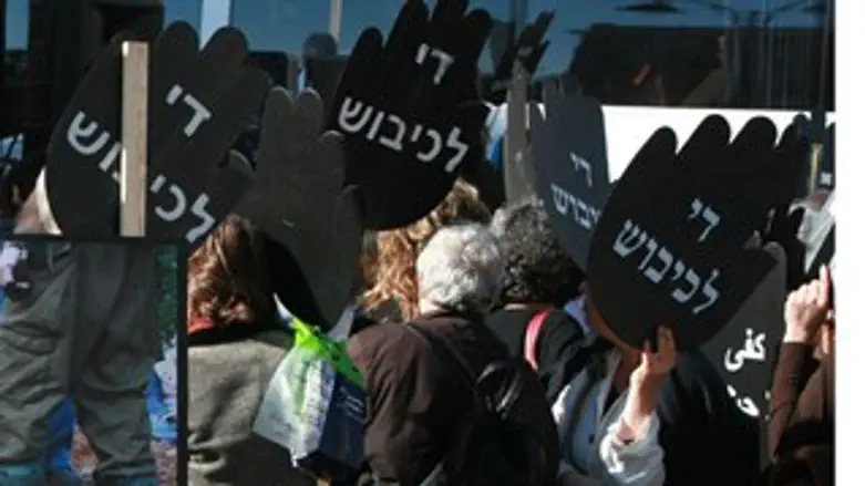 לא נותנות לעבור