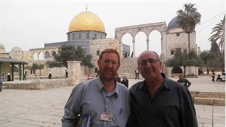 בן סימון והרב גליק במתחם ההר