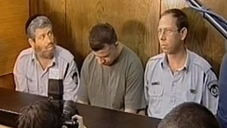 נאסר (במרכז) באחד הדיונים בבית המשפט