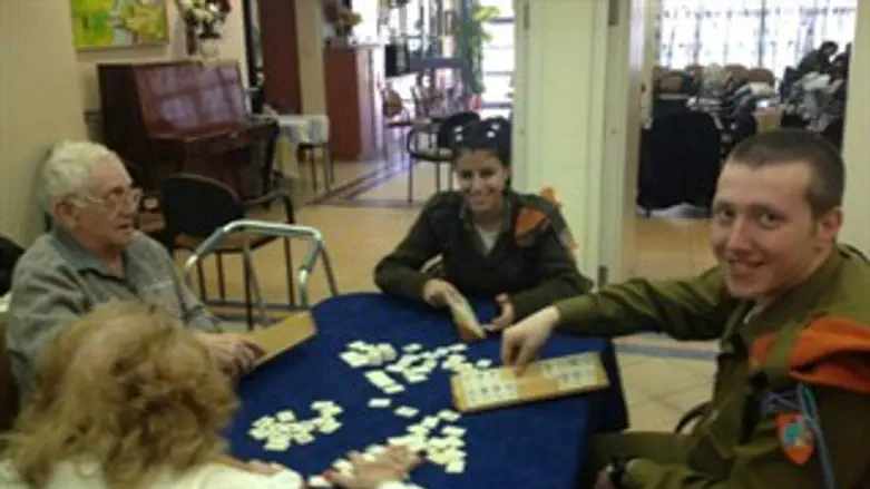 החיילים בבית האבות