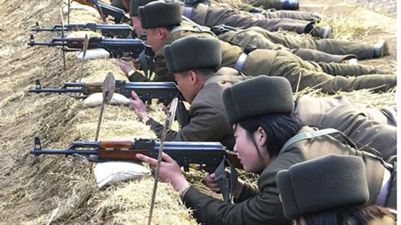 North Korean soldiers attend military trainin