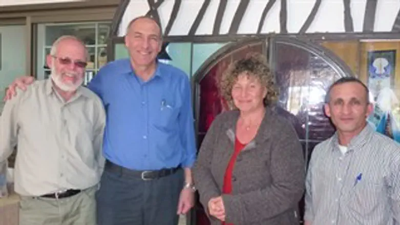 ח"כ יוגב (שני משמאל) במרכז קטיף, היום