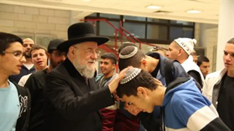 הרב לאו עם חניכי 'מעגלים', אמש