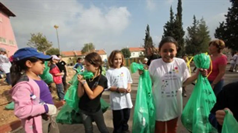 גם הילדים מנקים