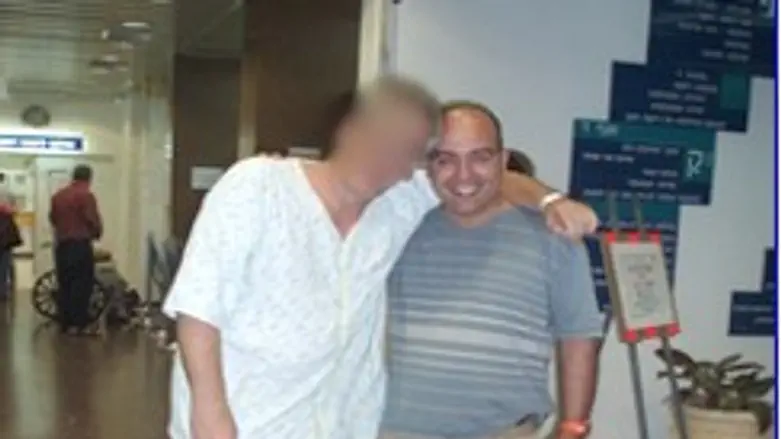 ירון והפרמדיק דוד במסדרון ביה"ח