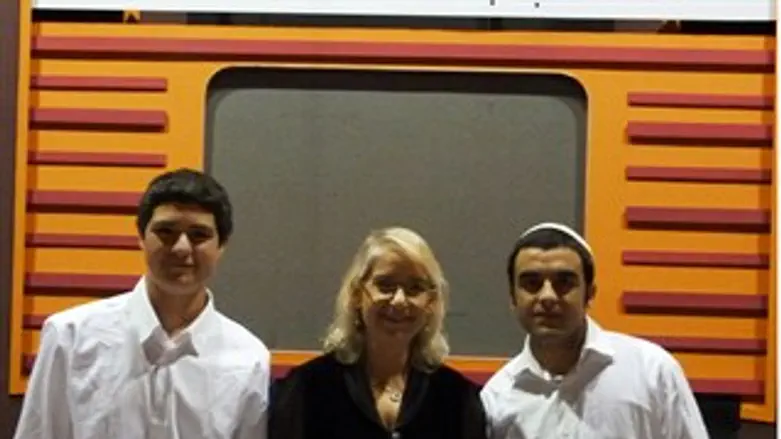 מנכ"לית משרד החינוך עם שני החתנים