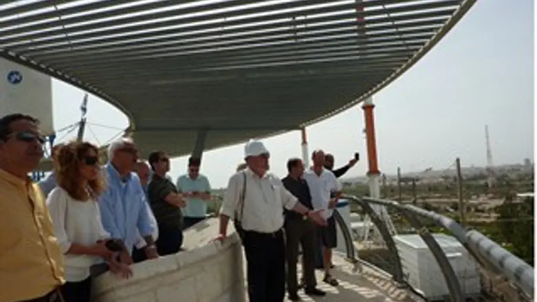 האורחים בתצפית על בית אל