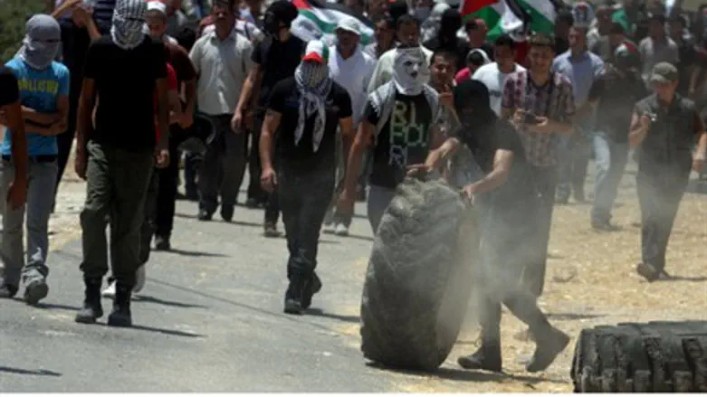 Arab rioters (archive)