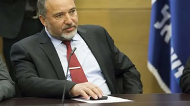 מאיים. ליברמן