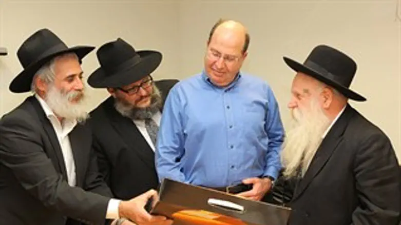 מגישים לשר את המצות של חב"ד