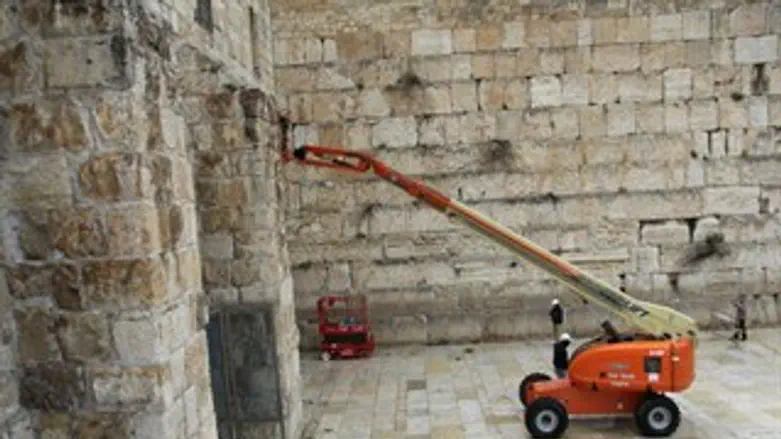 מנקים את רחבת הכותל