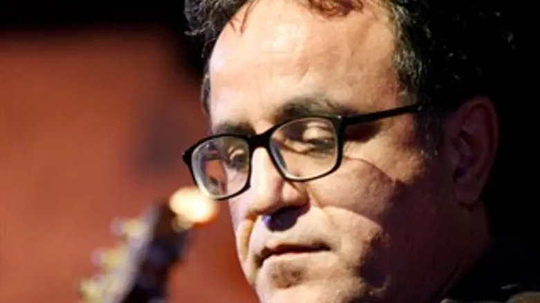 נפרד. אהוד בנאי