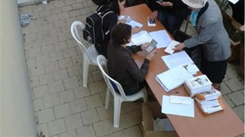 מחלקים מזון