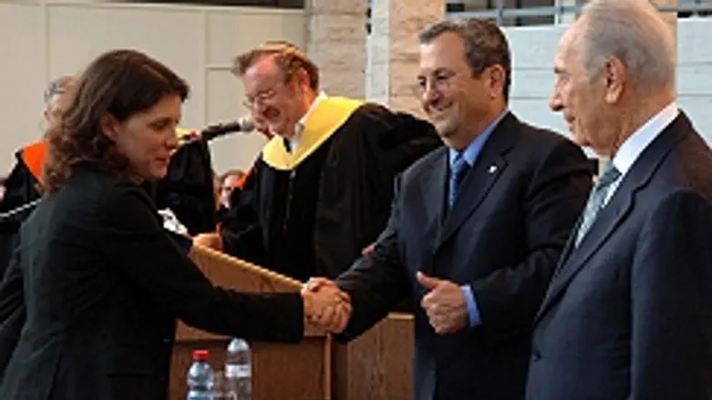 קרנית מקבלת את התואר במעמד הנשיא ושר הביטחון