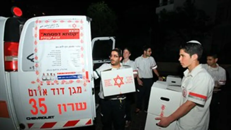 מתנדבי מד"א מחלקים חבילות מזון