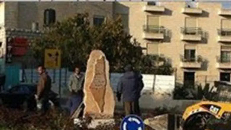 מסירים את האנדרטה הבעייתית