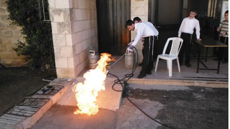 Koshering oven grates for Passover / Pesach