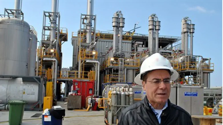 Minister Silvan Shalom at Tamar firld.