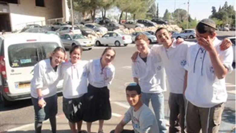 מצדיעים בעזרא