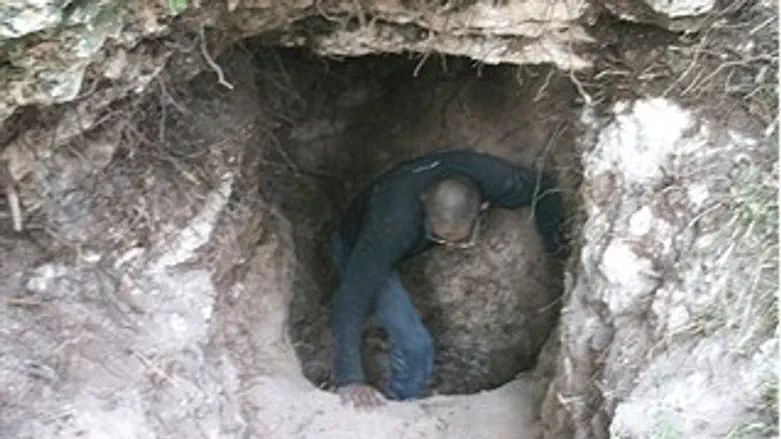 אחד השודדים בפתח המערה ביער מגידו