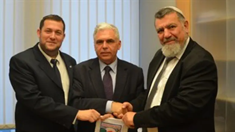 'מגן השומרון' לחבר הפרלמנט האירופי