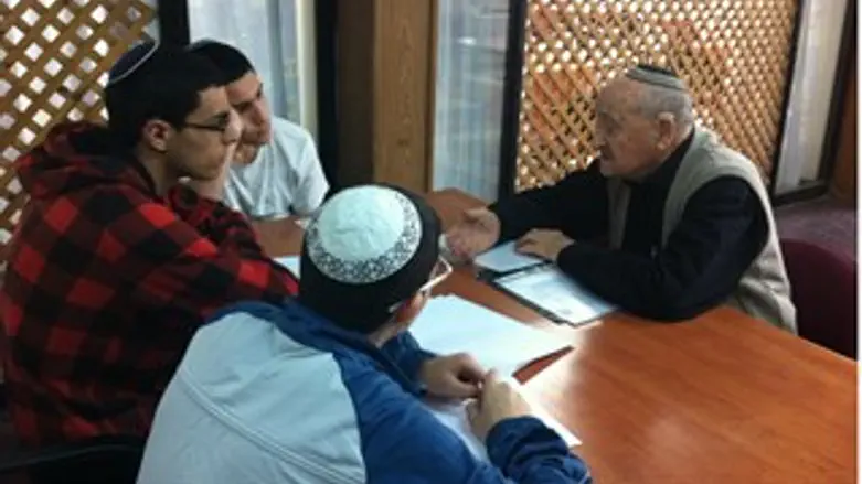 התלמידים במפגש עם הניצולים