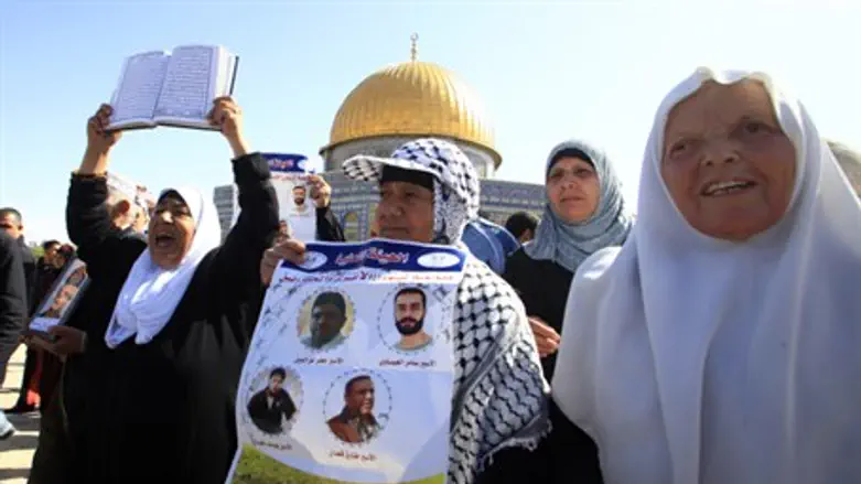 Muslim women call to free terrorist prisoners