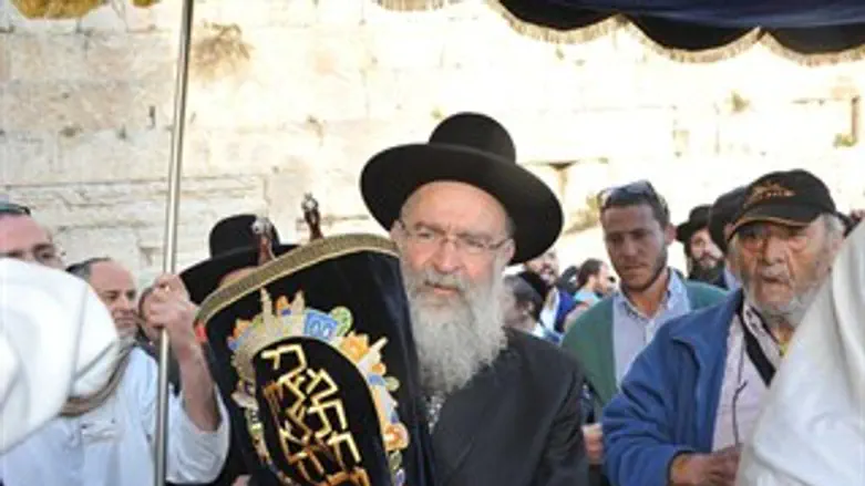 הכנסת ספר תורה לכותל המערבי