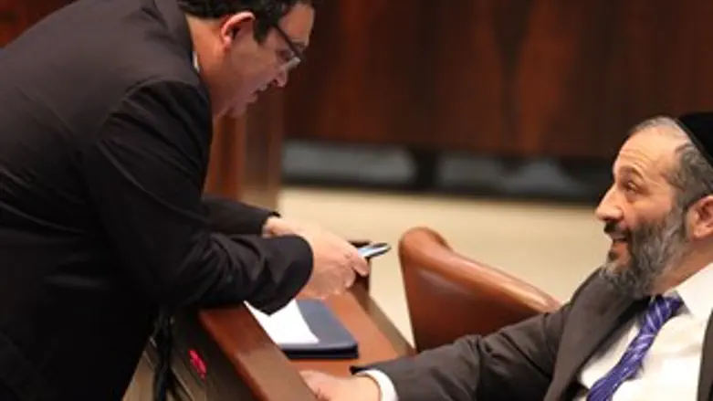 מותקף. שר החינוך הרב פירון