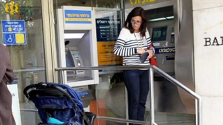 עם העגלה מול הכספומט...