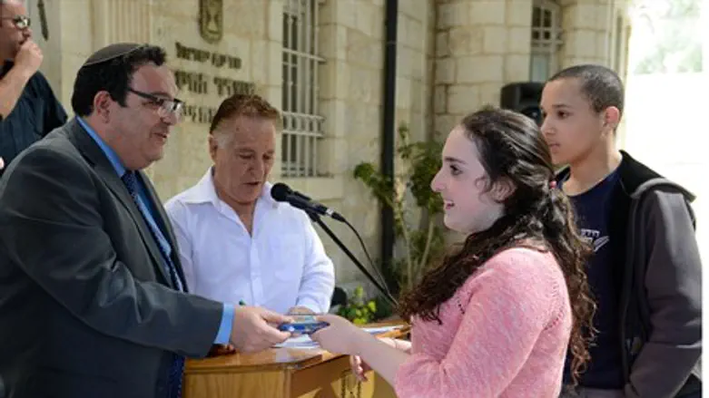 Minister Piron and contestants