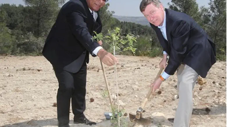 KKL-JNF World Chairman Efi Stenzler (L) and C