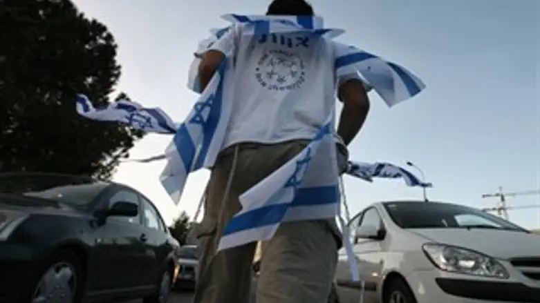 עומדים בכל צומת ומציעים דגלים