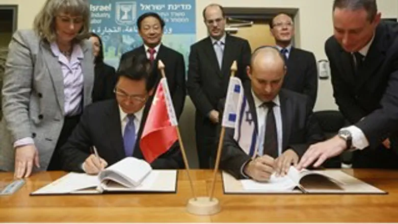 חותמים. השר בנט ואורחו