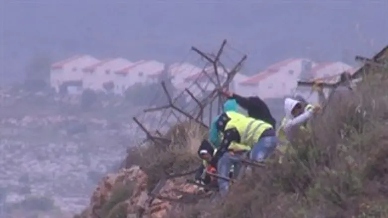 מפרקים את הגדר של עפרה